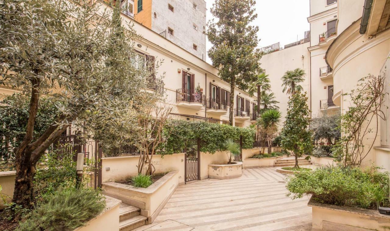 Leopardi Gardens By Colosseum * Roma
